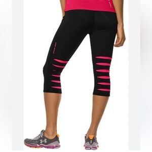Under Armour HeatGear Slash Capri Pants/Leggings in Black with Hot Pink Stripes